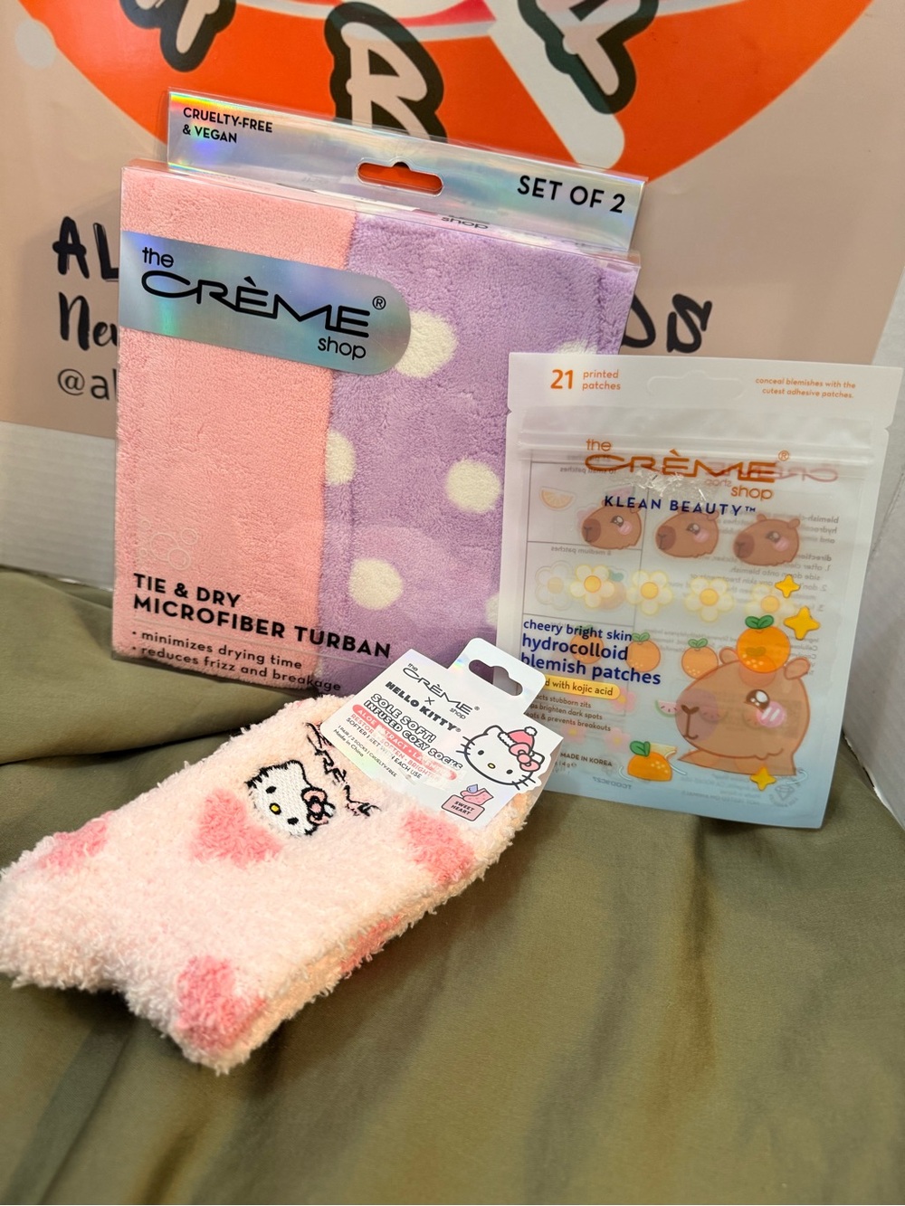 The Crème Shop Bundle Microfiber Hair Turban + Hello Kitty Socks + Blemish Patch - Picture 1 of 6
